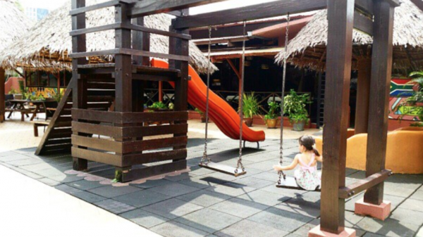 Cafe dengan taman bermain anak-anak dan area bermain pasir